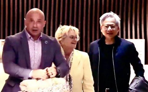 英伟达ceo黄仁勋抵达中国台湾：群众高喊ai教父来了！