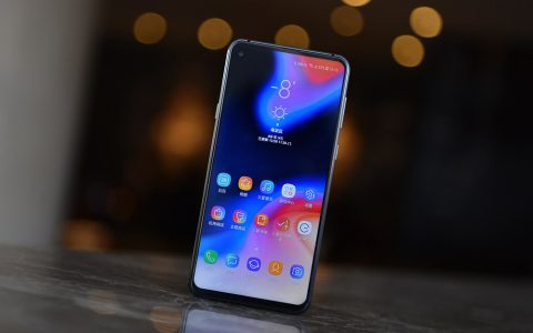 三星a8s图赏：91.56%屏占比挖孔全面屏设计