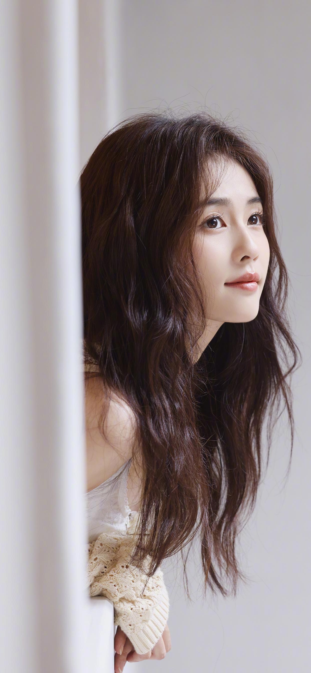 24张手机美女壁纸超清下载 好看又养眼！