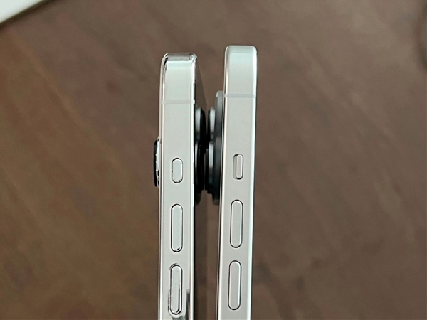 iphone 15 pro/14 pro对比图流出，近20年的静音拨片没了！