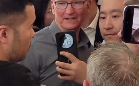 库克面前拿华为手机 余承东面前拿iphone，这届粉丝真调皮！